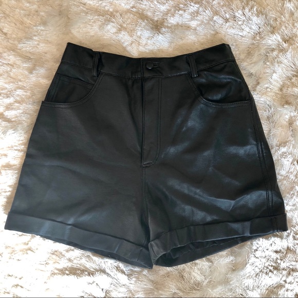 🛍Louise Paris Super High Rise Vegan Leather Short - Picture 2 of 8